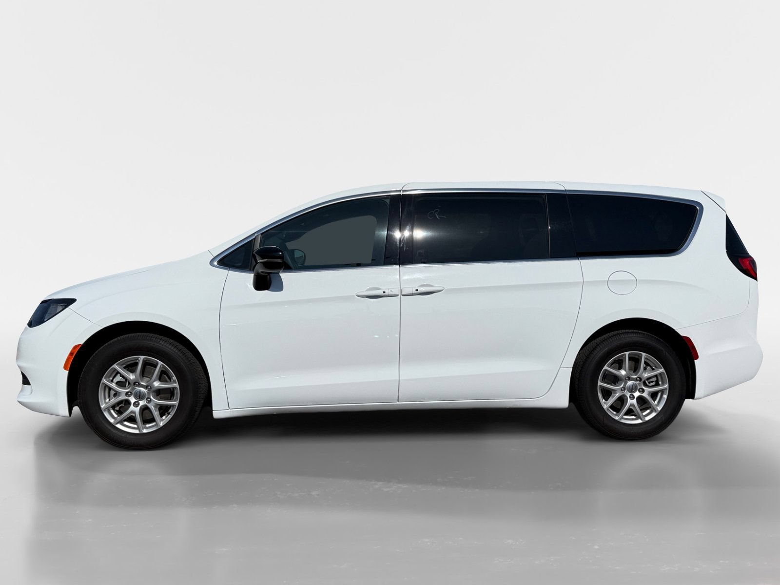 Used 2025 Chrysler Voyager LX FWD image 2