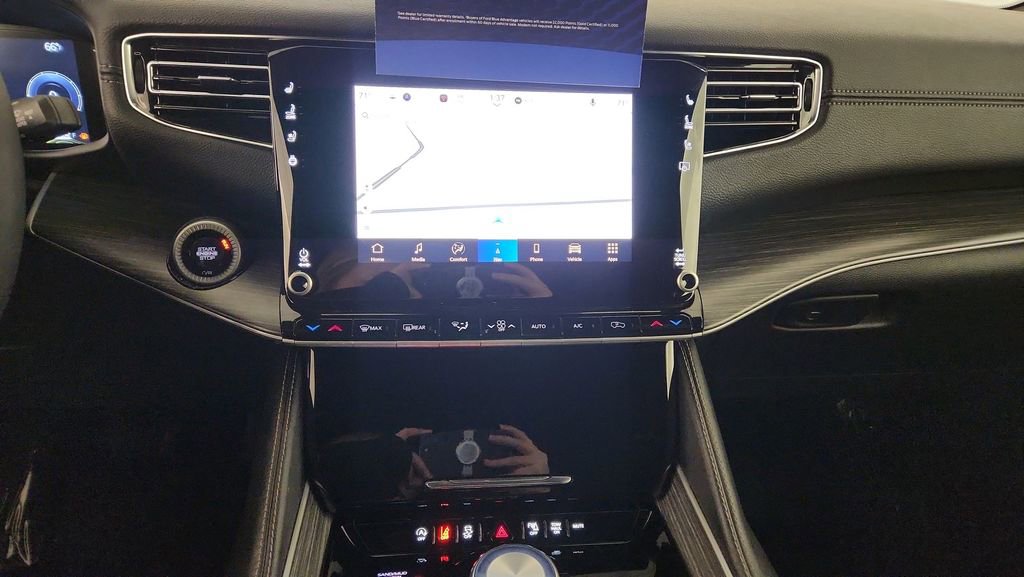 Used 2024 Jeep Wagoneer L Series II w/ Flexible Seating Group image 13