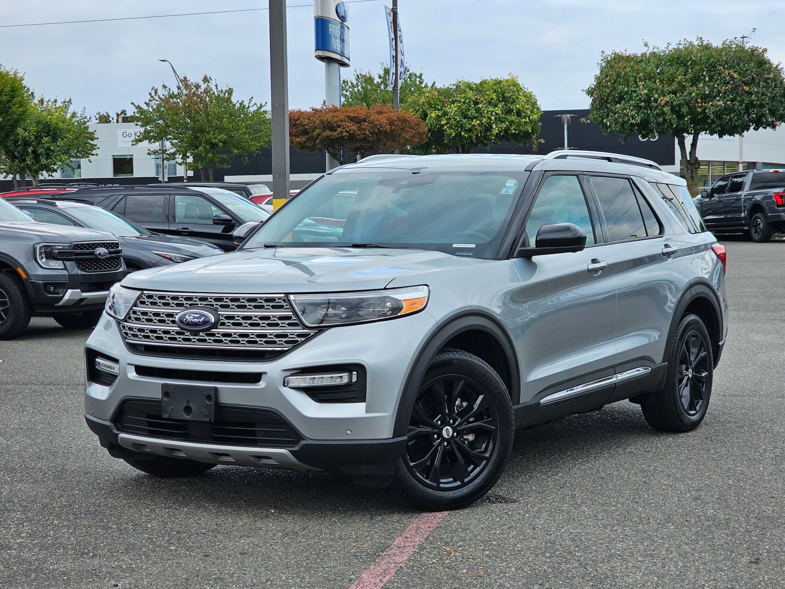Certified 2023 Ford Explorer Limited AWD/4WD image 1