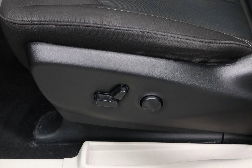 Used 2023 Chrysler Voyager LX FWD image 23