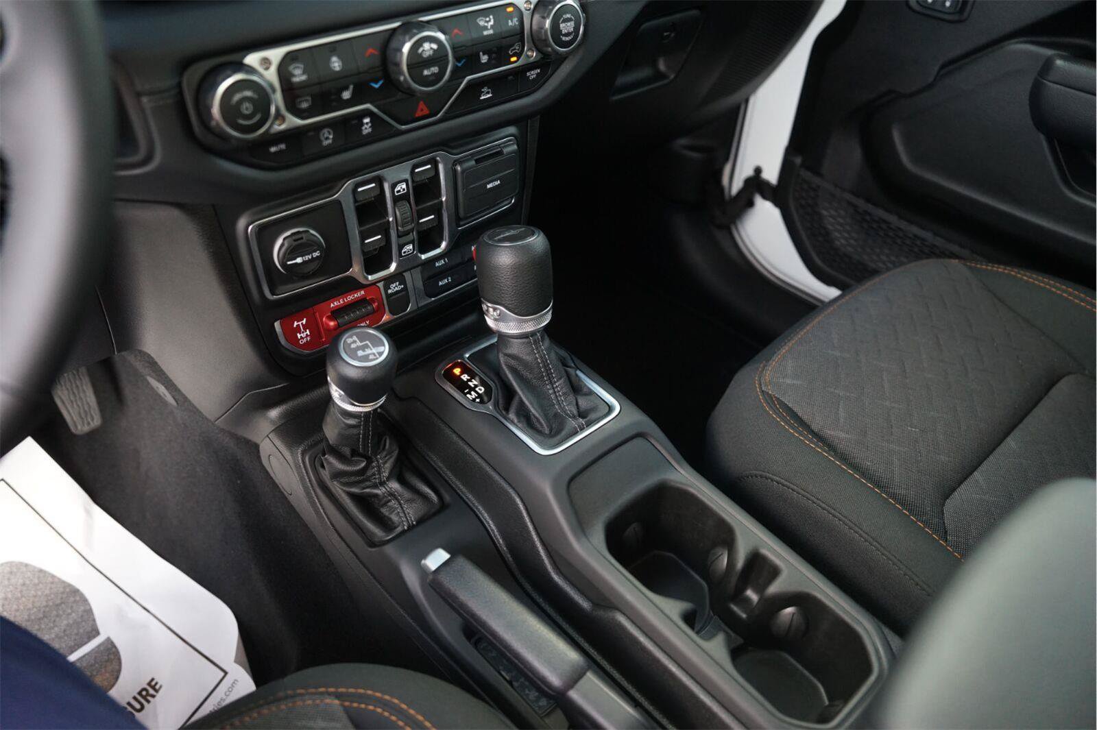 Used 2025 Jeep Gladiator Mojave w/ Convenience Group AWD/4WD image 28