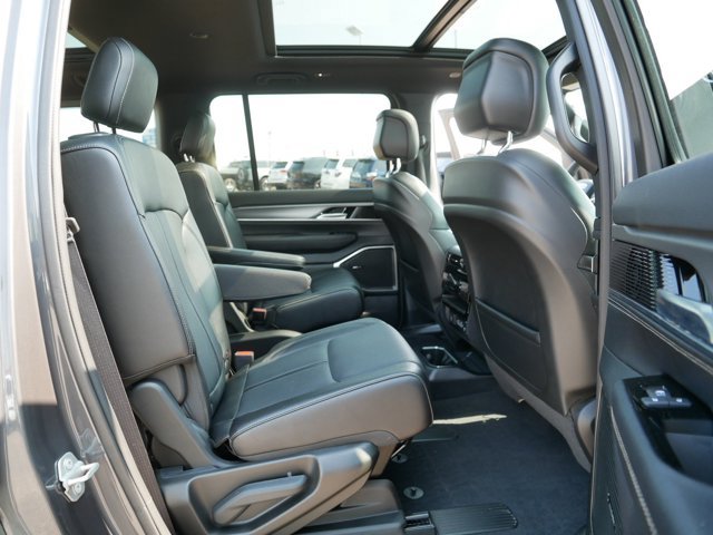 Used 2024 Jeep Wagoneer Series II AWD/4WD image 18