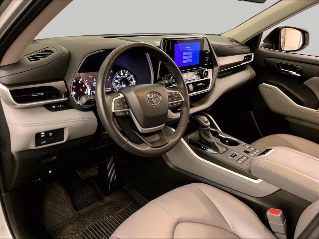Used 2024 Toyota Highlander XLE AWD/4WD image 12