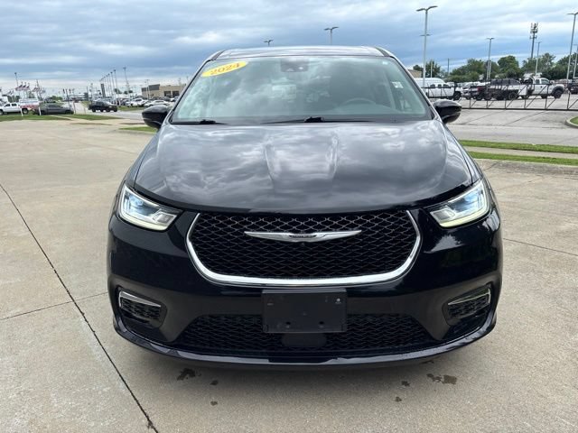 Used 2024 Chrysler Pacifica Limited FWD image 3