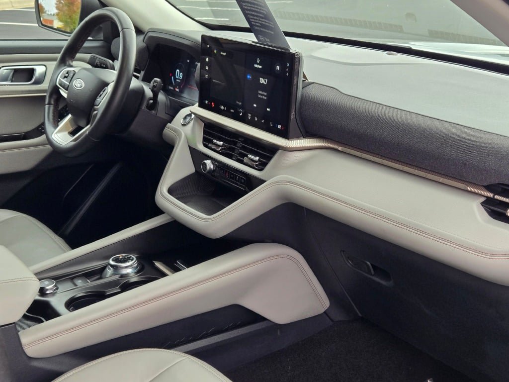 Certified 2025 Ford Explorer Active w/ Active Comfort Package AWD/4WD image 8