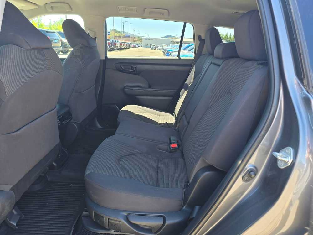 Used 2022 Toyota Highlander LE FWD image 16