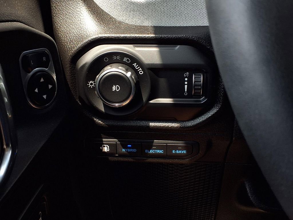 Used 2024 Jeep Wrangler Unlimited w/ Convenience Group AWD/4WD image 19