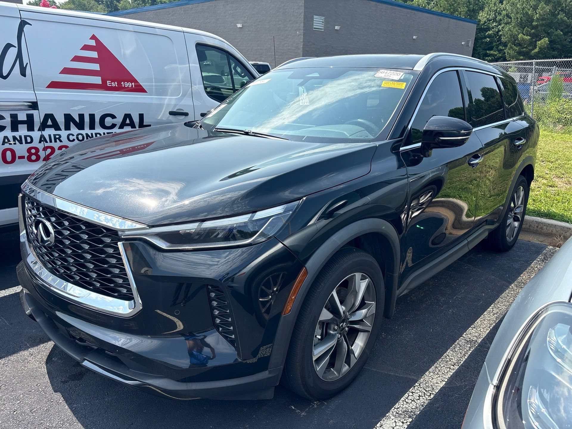 Used 2023 INFINITI QX60 Luxe w/ Cargo Package AWD/4WD image 1