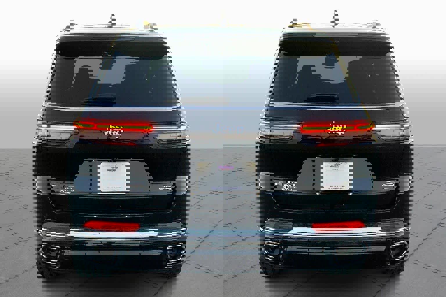 Used 2023 Jeep Grand Cherokee L Overland w/ Advanced Protech Group III image 2