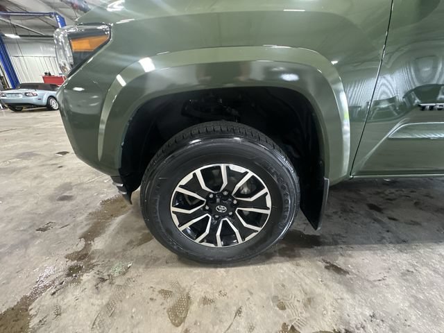 Used 2022 Toyota Tacoma TRD Sport w/ TRD Premium Sport Package AWD/4WD image 23