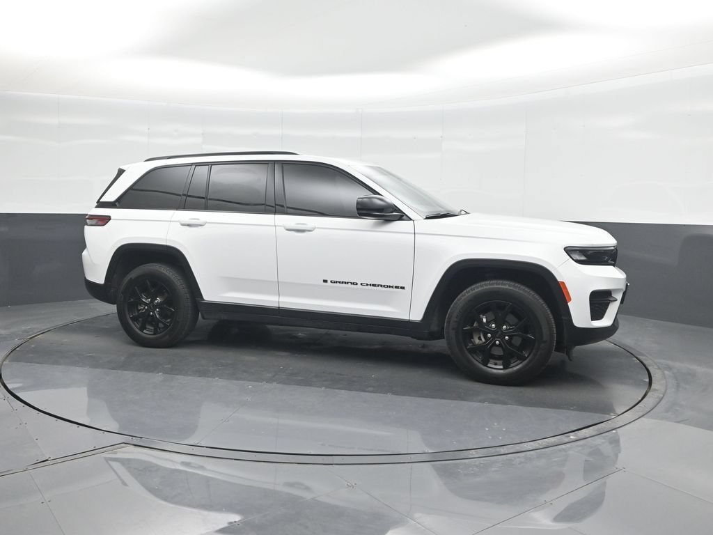 Used 2025 Jeep Grand Cherokee Altitude RWD image 11