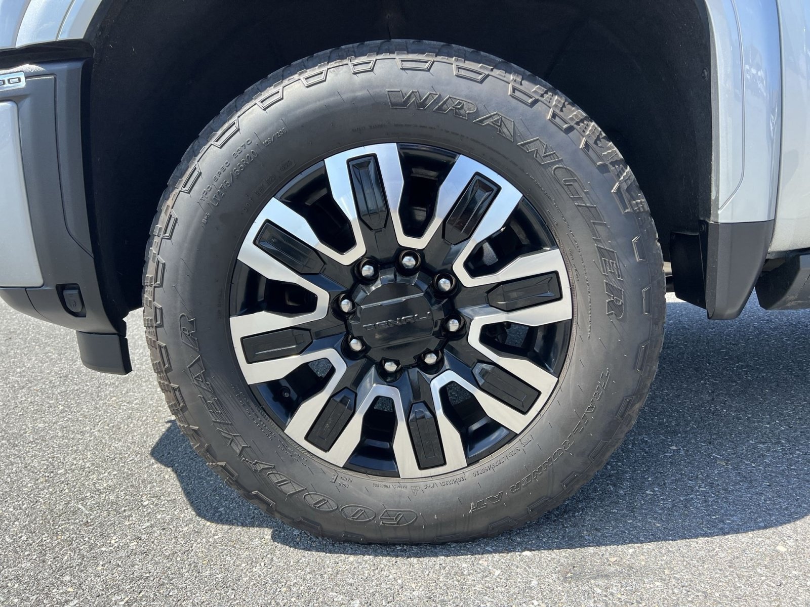 Used 2024 GMC Sierra 2500 Denali Ultimate AWD/4WD image 12