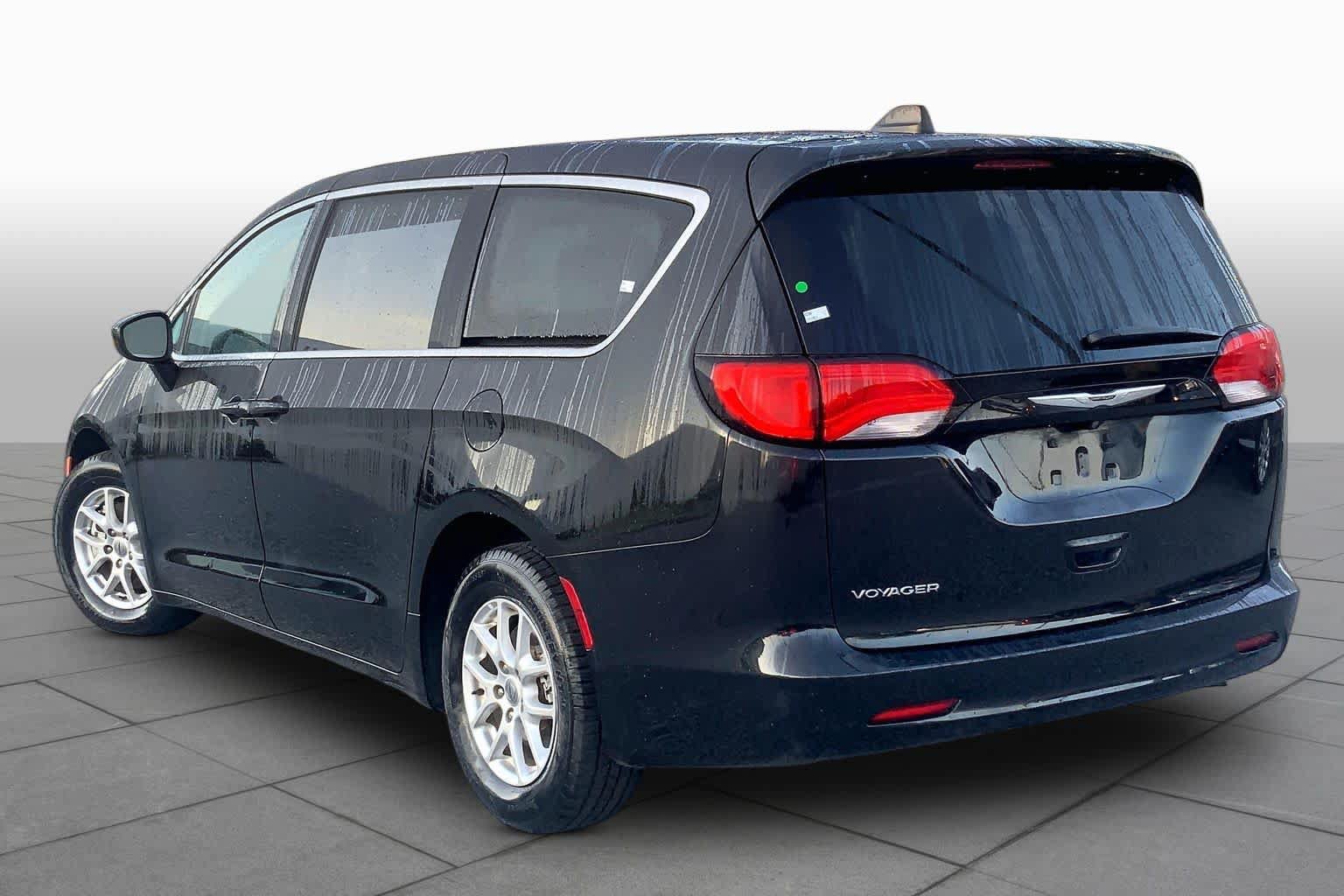 Used 2022 Chrysler Voyager LX FWD image 11