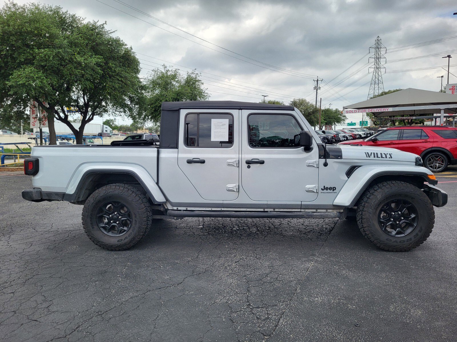Used 2023 Jeep Gladiator Willys AWD/4WD image 2
