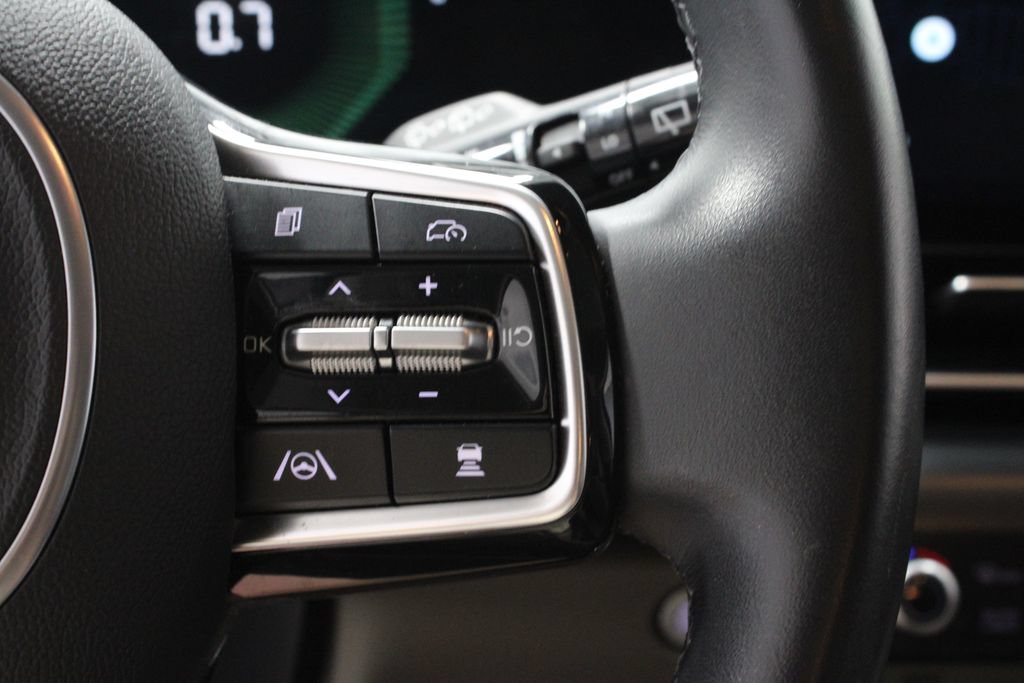 Used 2025 Kia Carnival FWD image 28