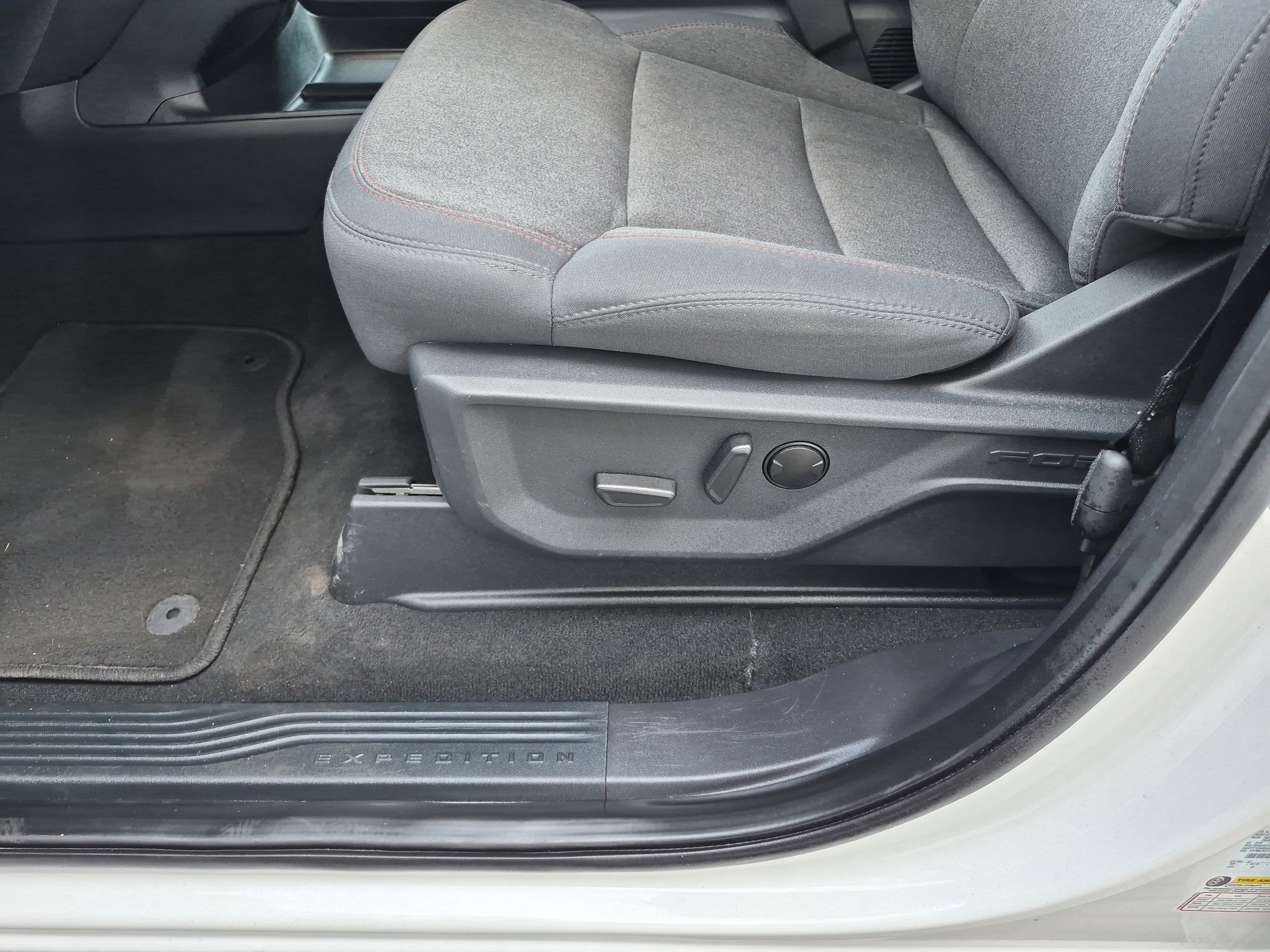 Certified 2025 Ford Expedition Active image 11