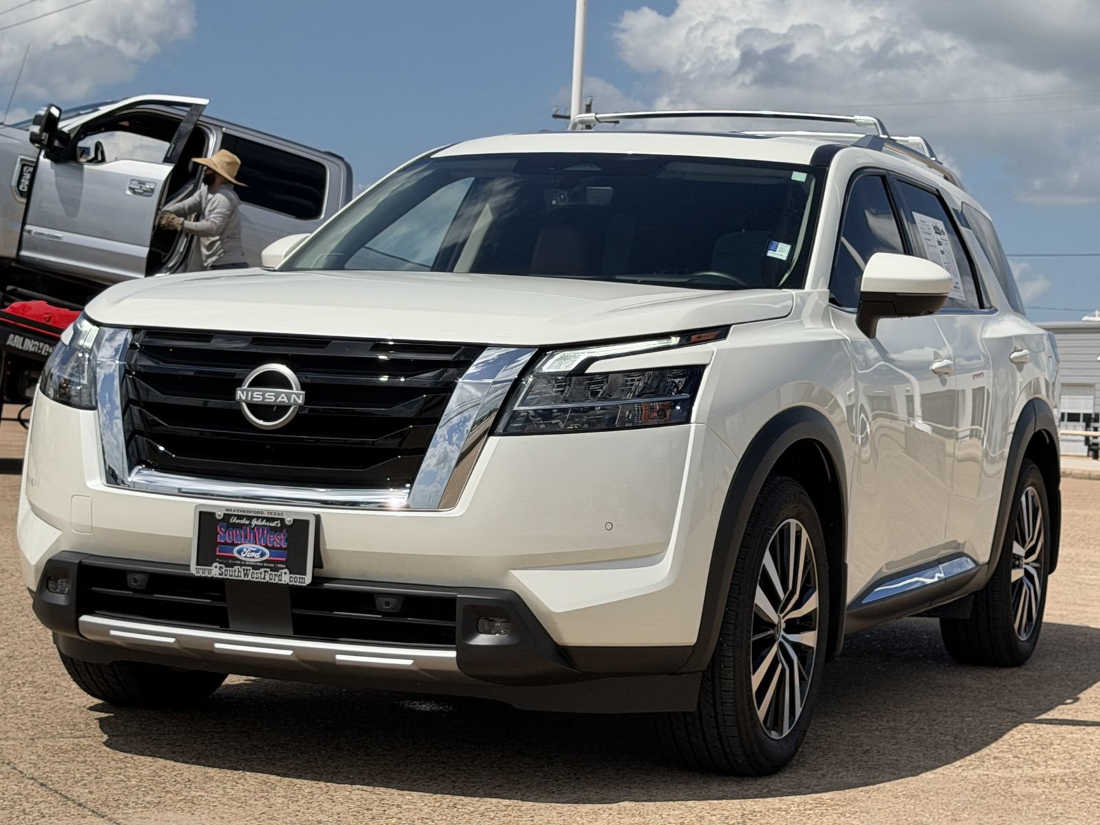 Used 2024 Nissan Pathfinder Platinum w/ Lighting Package (N92) AWD/4WD image 8