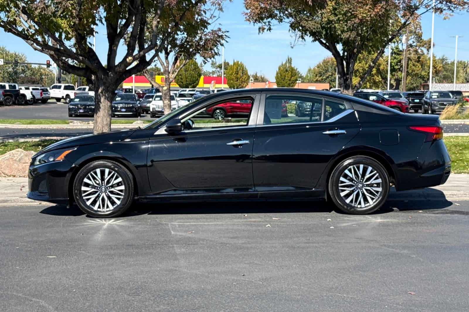 Used 2025 Nissan Altima 2.5 SV FWD image 5