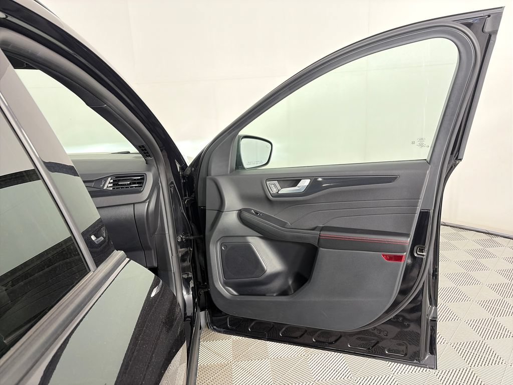 Certified 2025 Ford Escape ST-Line Select AWD/4WD image 30