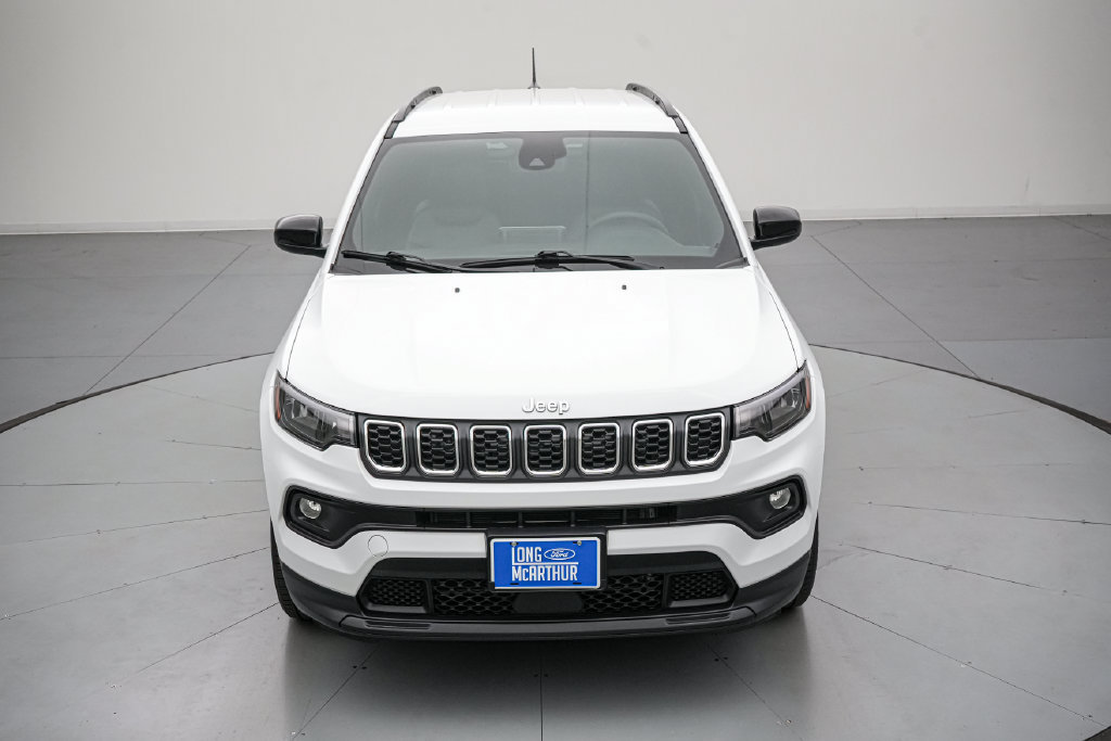 Used 2025 Jeep Compass Latitude AWD/4WD image 9