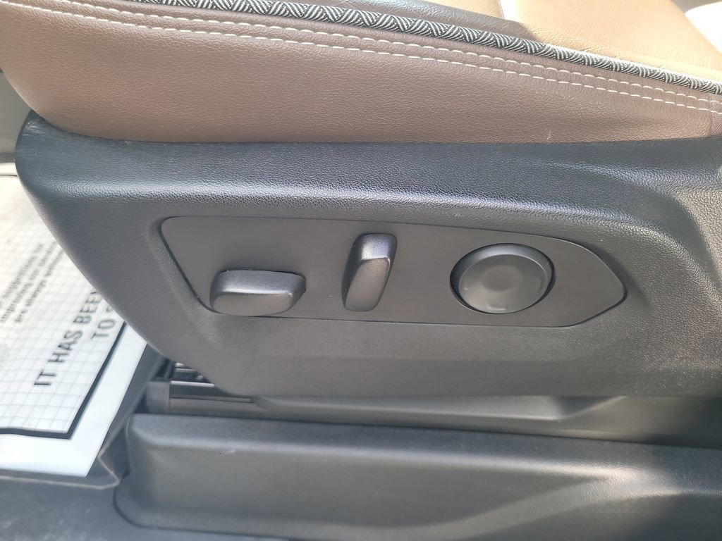 Used 2023 Chevrolet Suburban High Country image 12