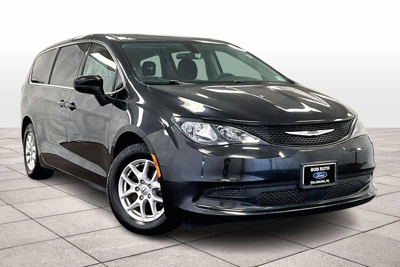 Used 2022 Chrysler Voyager LX image 2