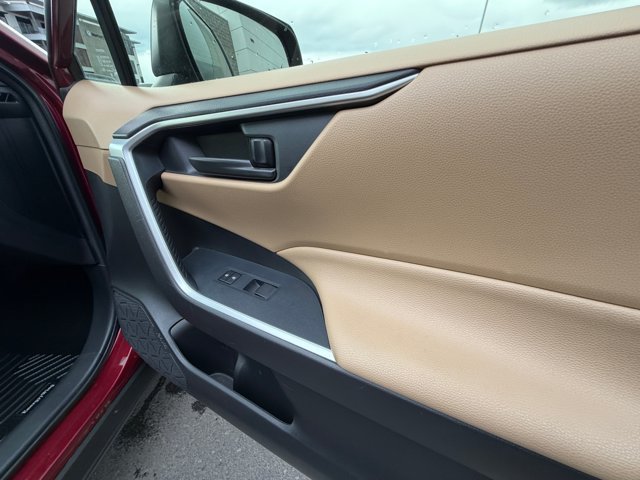 Used 2020 Toyota RAV4 LE w/ Carpet Mat Package AWD/4WD image 16