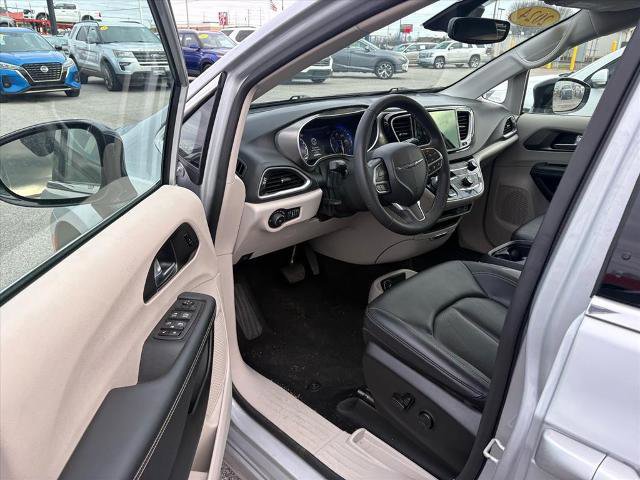 Used 2024 Chrysler Pacifica Touring-L image 8