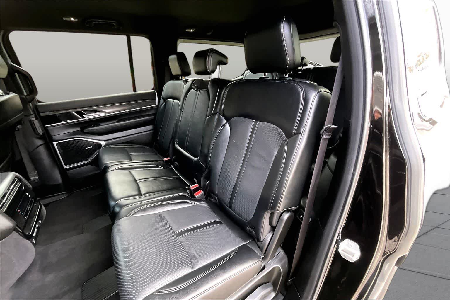 Used 2024 Jeep Wagoneer Series III w/ Flexible Seating Group AWD/4WD image 21