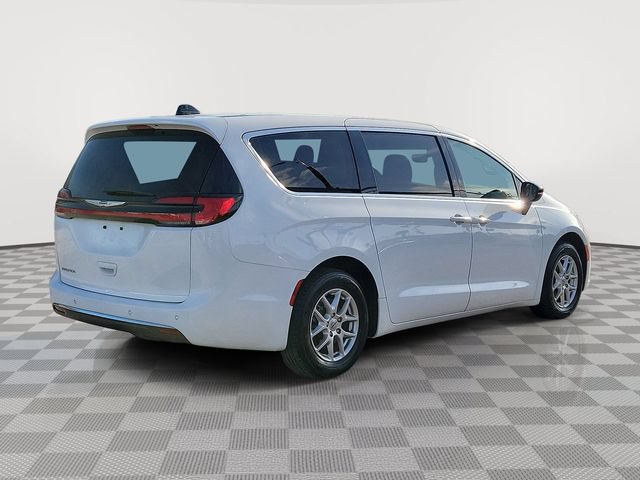 Used 2024 Chrysler Pacifica Touring-L FWD image 5