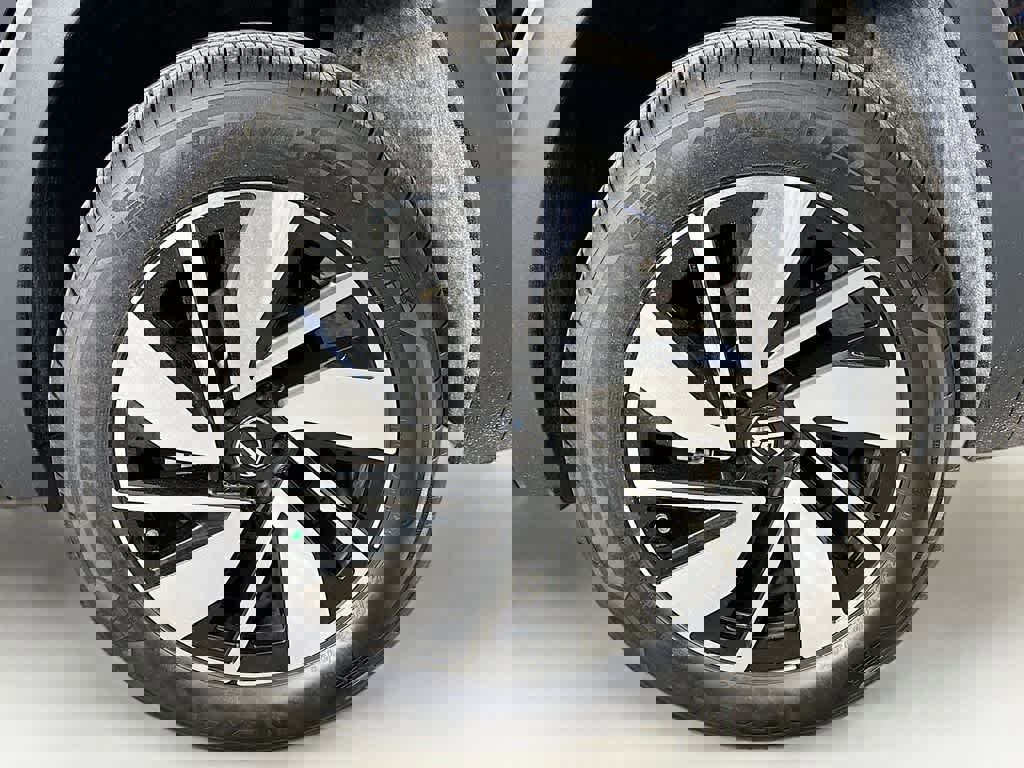 Used 2025 Volkswagen Atlas SE image 8