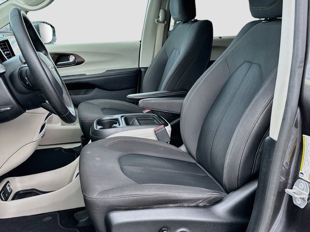 Used 2019 Chrysler Pacifica Touring Plus w/ Advanced Safetytec Group FWD image 19