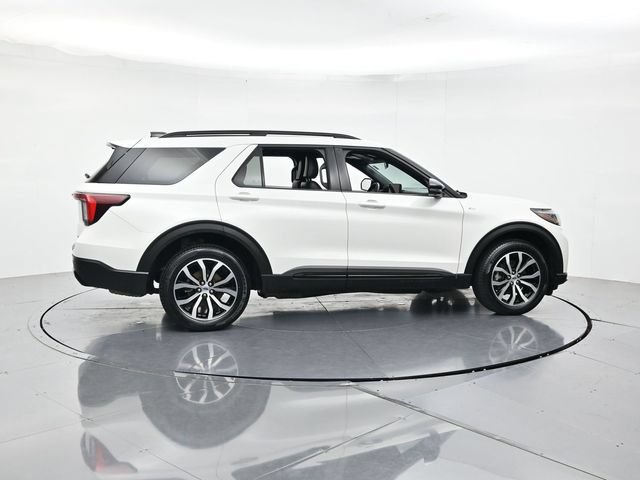 Certified 2025 Ford Explorer ST-Line AWD/4WD image 2