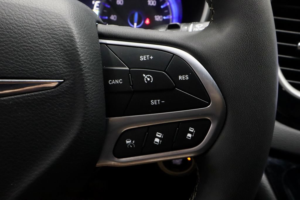 Used 2025 Chrysler Pacifica Select FWD image 29