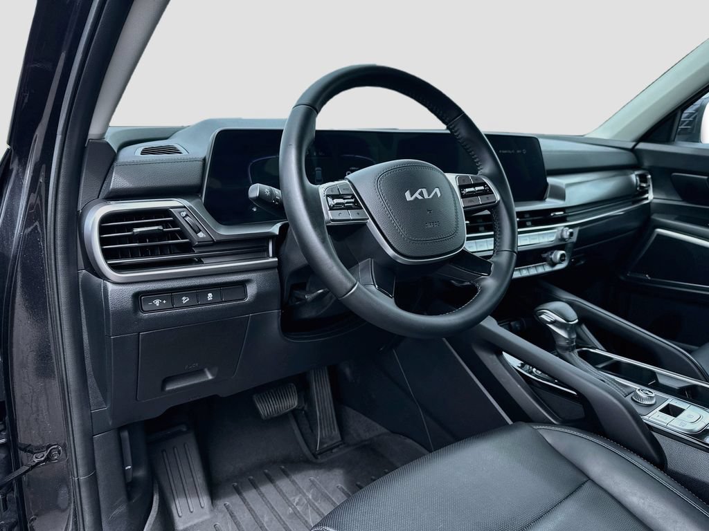 Used 2025 Kia Telluride LX FWD image 9