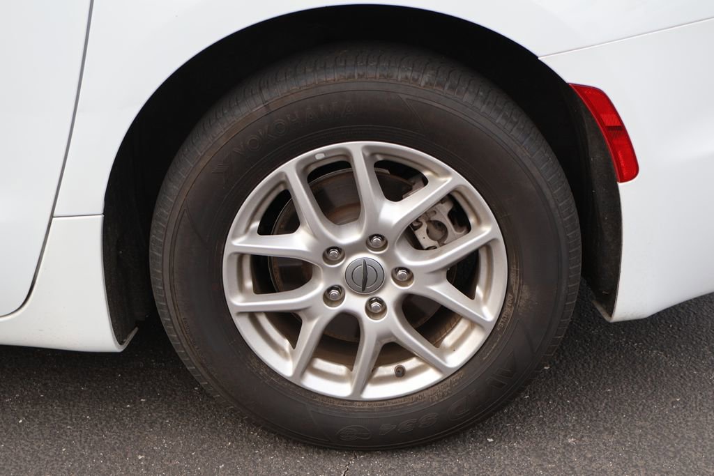Used 2024 Chrysler Pacifica Touring-L FWD image 18
