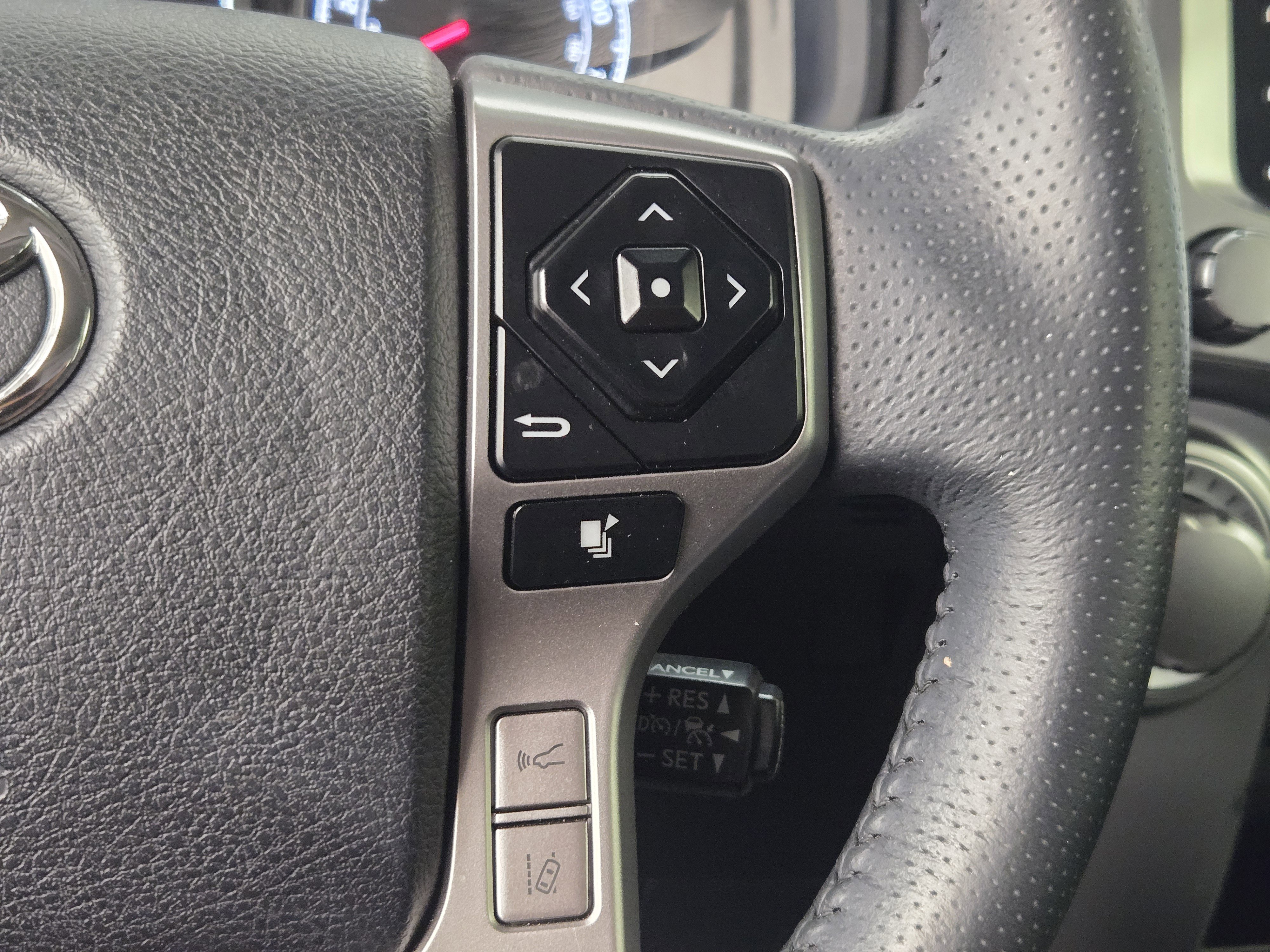 Used 2022 Toyota 4Runner SR5 Premium w/ Moonroof Package RWD image 30
