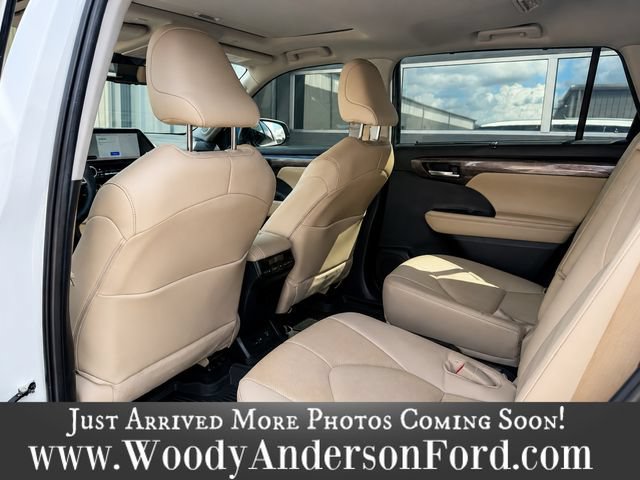 Used 2024 Toyota Highlander Limited AWD/4WD image 11