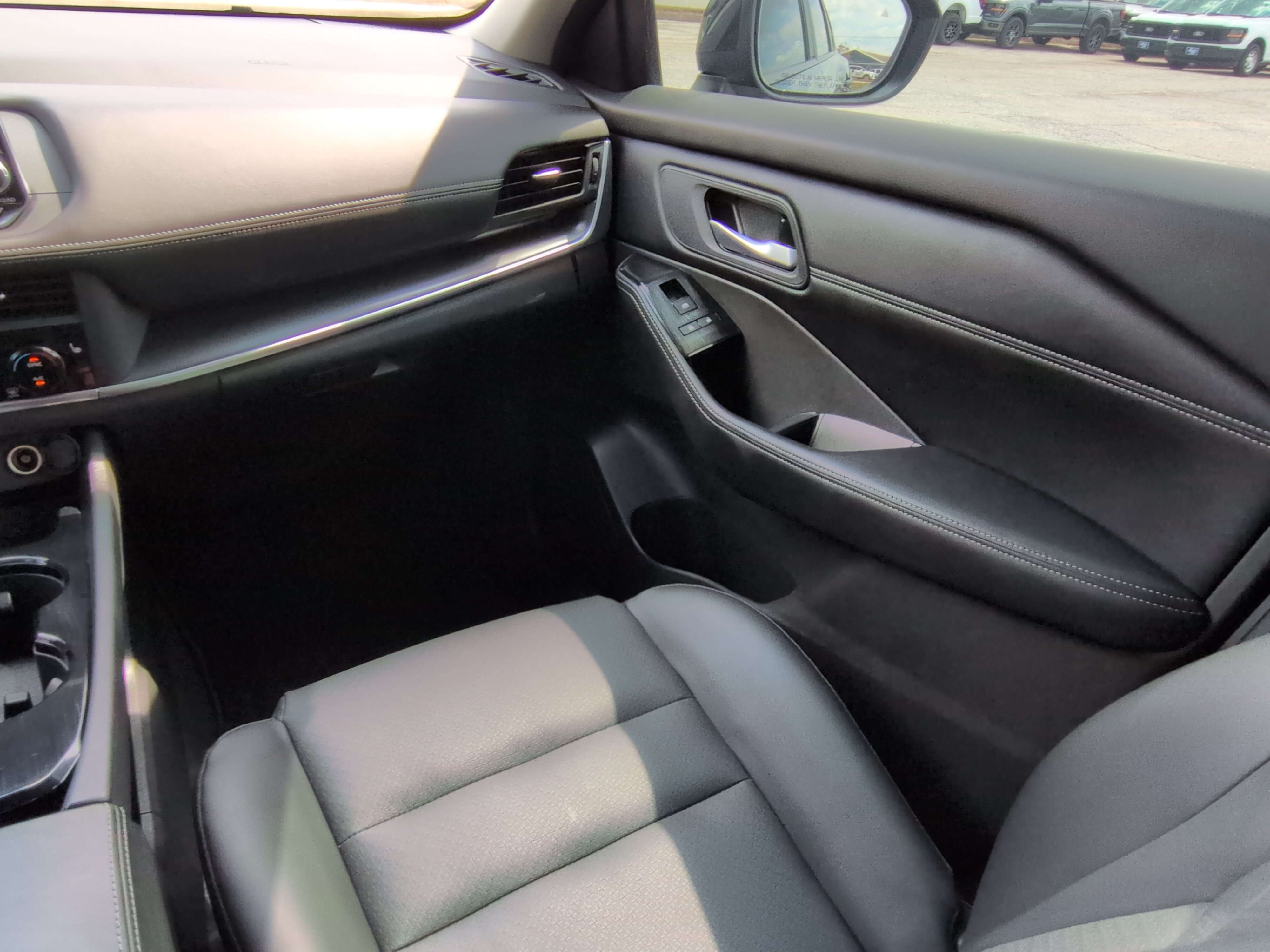 Used 2025 Nissan Rogue SV w/ SV Premium Package FWD image 15