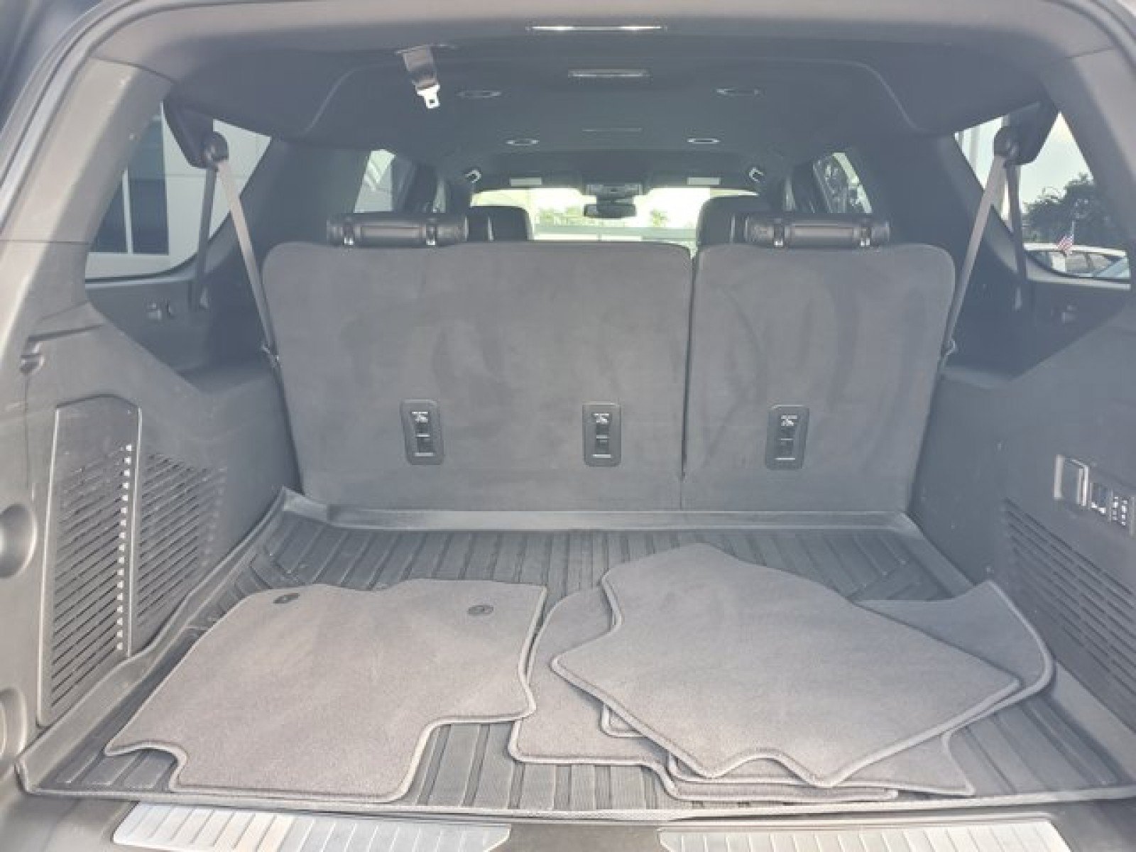 Used 2024 Chevrolet Suburban RST w/ Luxury Package AWD/4WD image 8