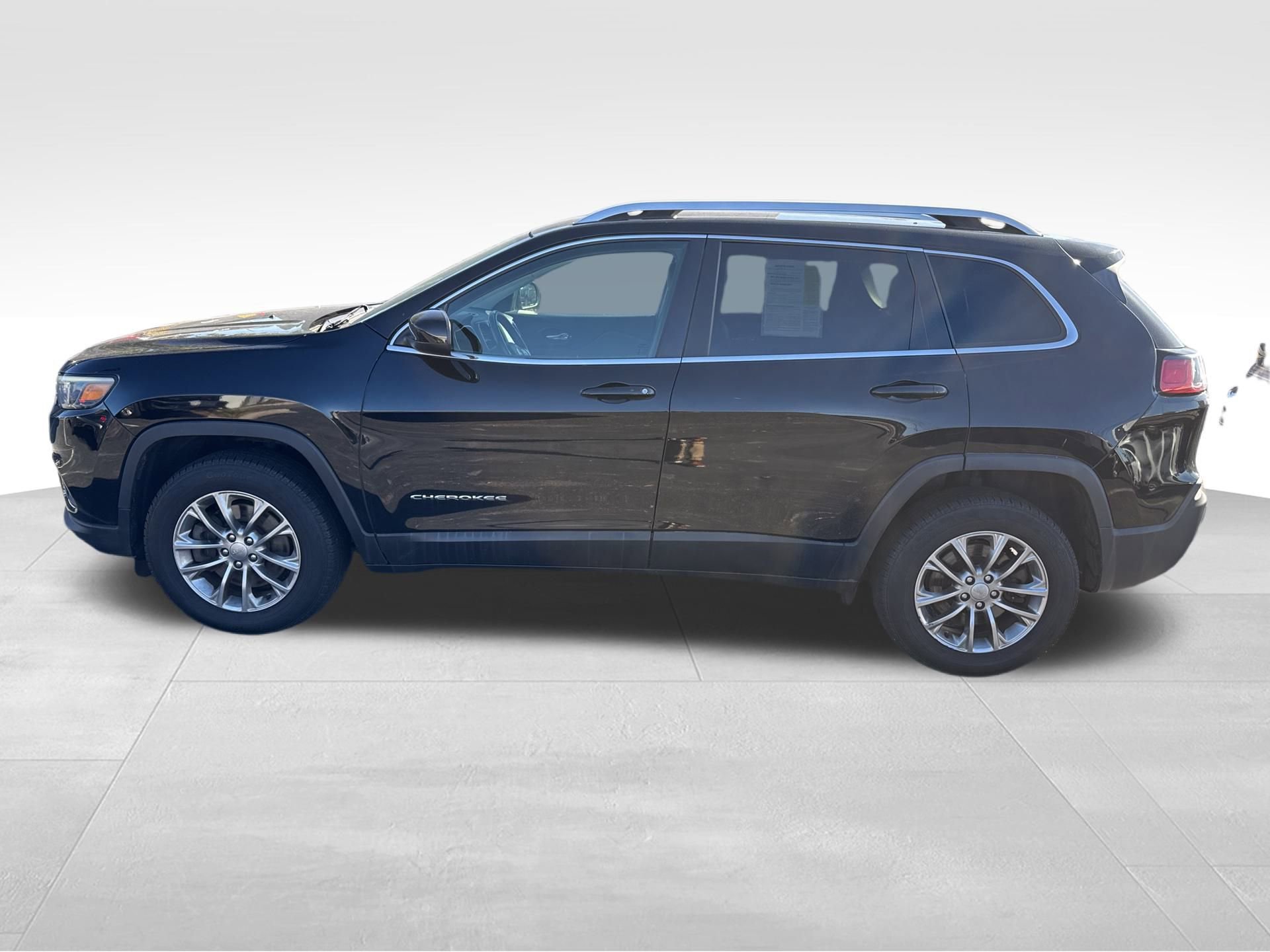Used 2019 Jeep Cherokee Latitude Plus w/ Cold Weather Group image 4