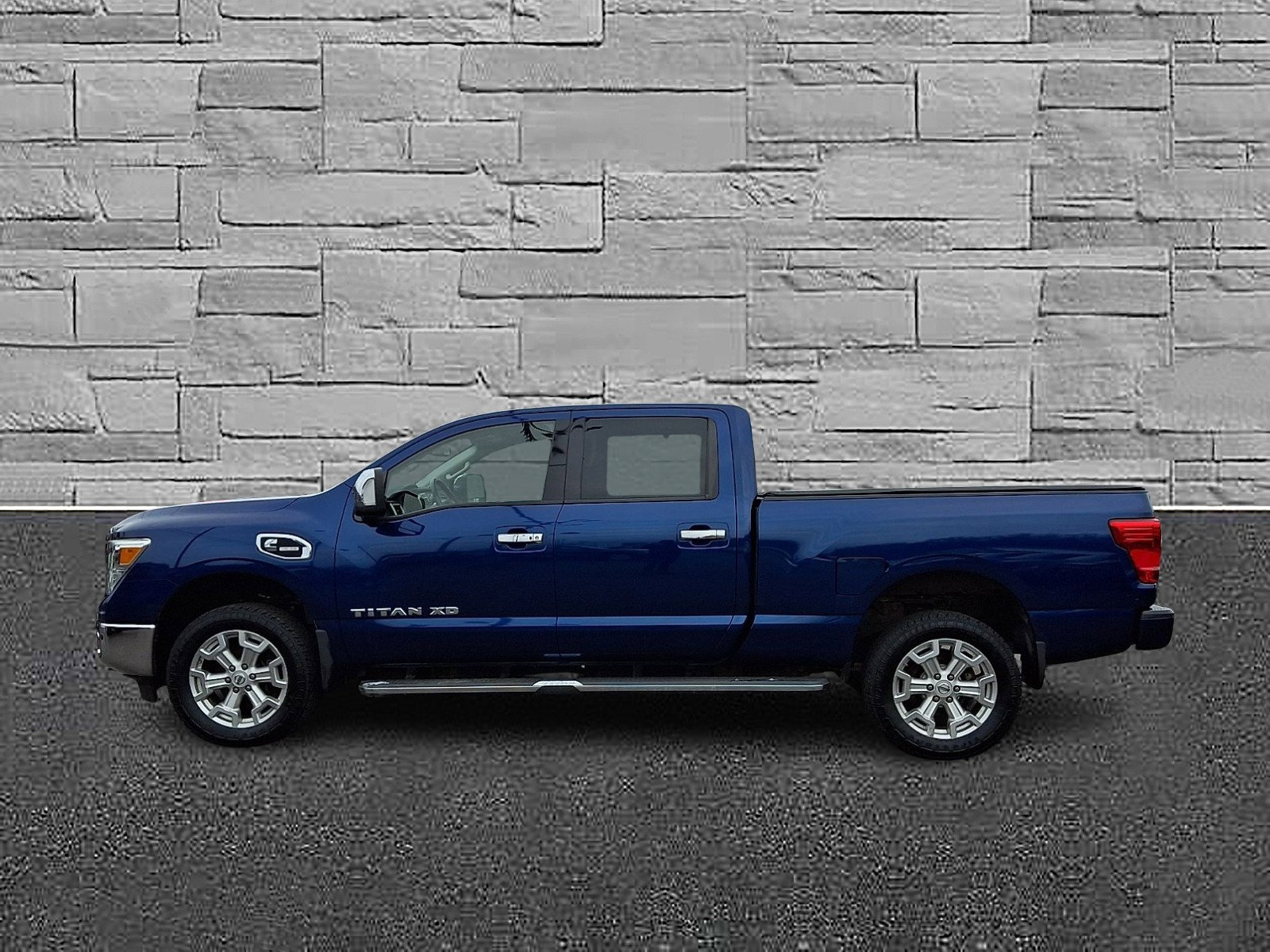 Used 2017 Nissan Titan SL AWD/4WD image 6