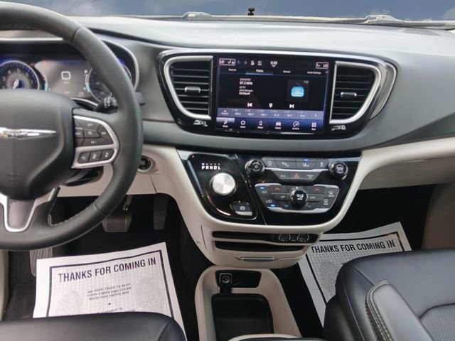 Used 2024 Chrysler Pacifica Touring-L FWD image 11
