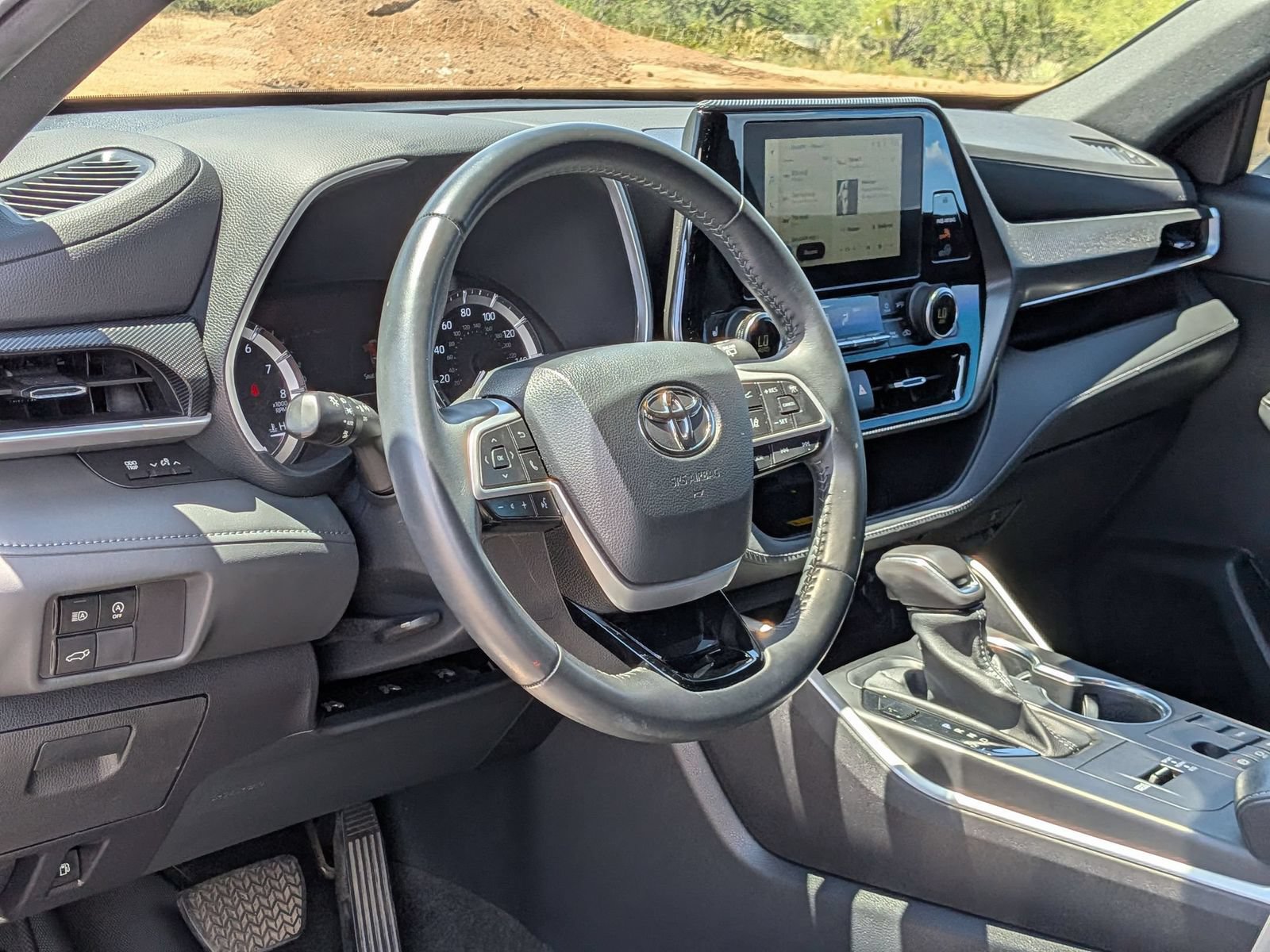 Used 2023 Toyota Highlander XSE FWD image 13
