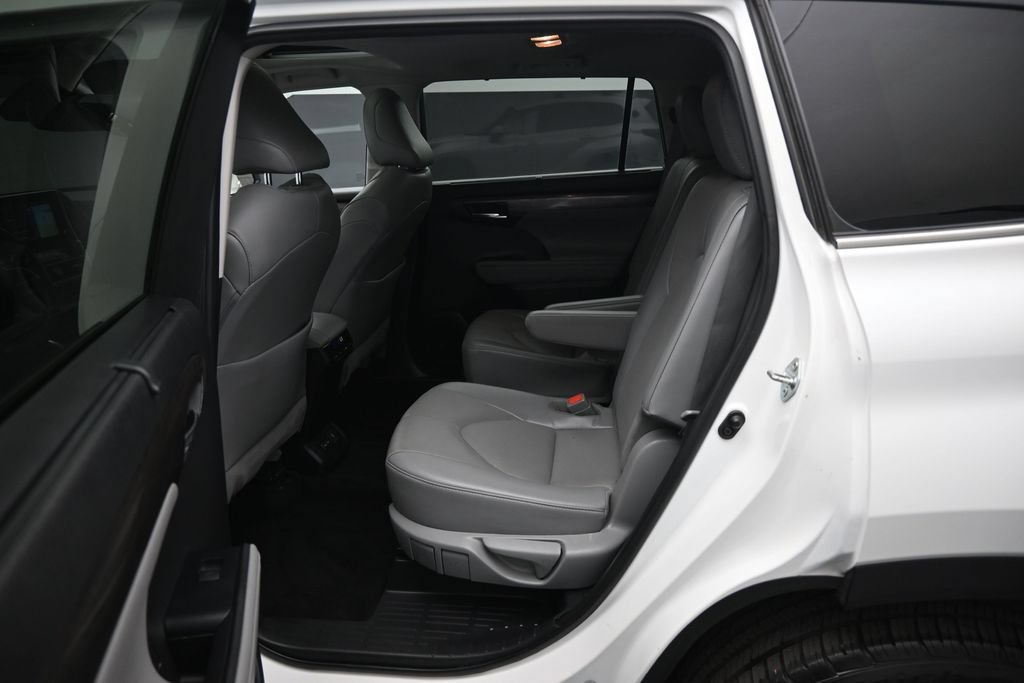 Used 2022 Toyota Highlander Limited FWD image 19