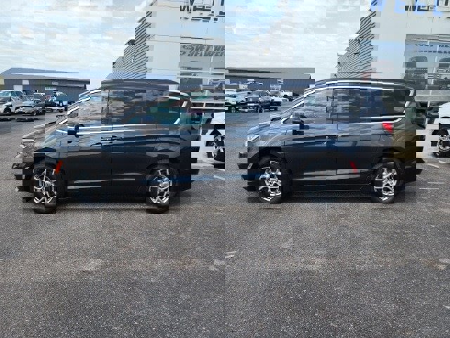 Used 2021 Chrysler Pacifica Touring image 2