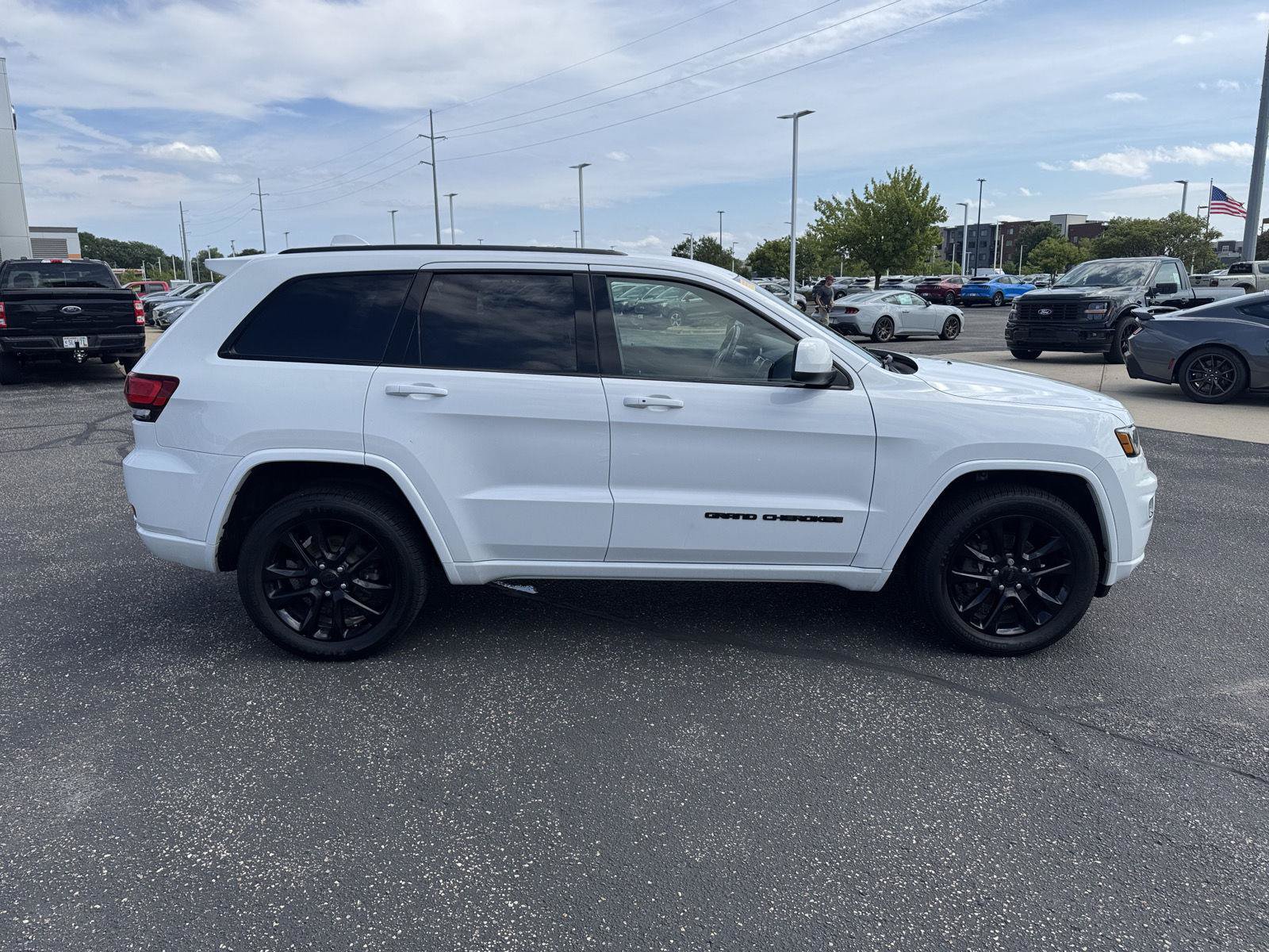 Used 2020 Jeep Grand Cherokee Altitude AWD/4WD image 3