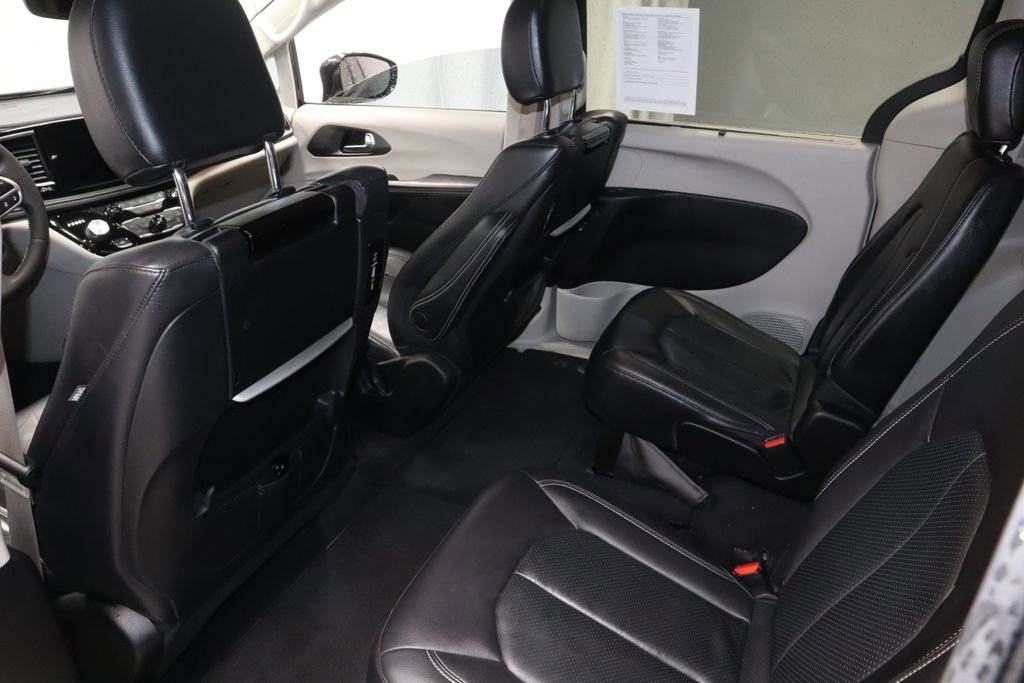Used 2022 Chrysler Pacifica Touring-L w/ Uconnect Theater Family Group FWD image 23