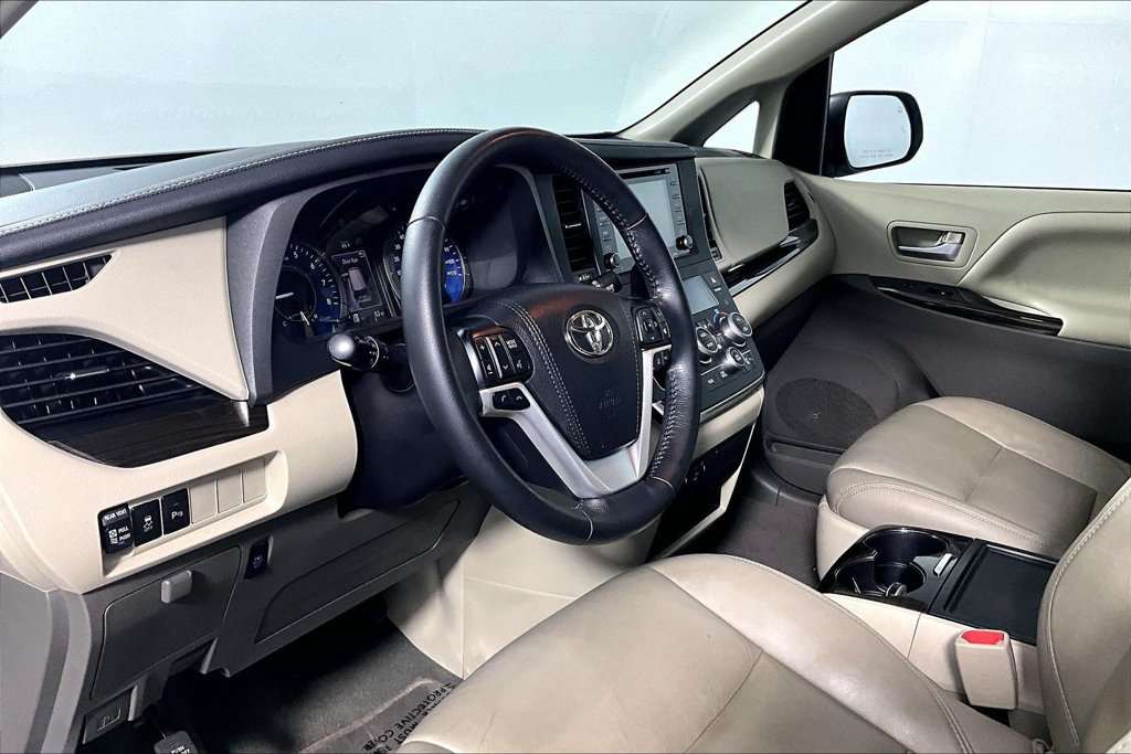 Used 2019 Toyota Sienna XLE w/ XLE Navigation Package FWD image 13
