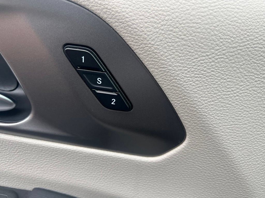 Used 2023 Chrysler Pacifica Touring-L FWD image 33